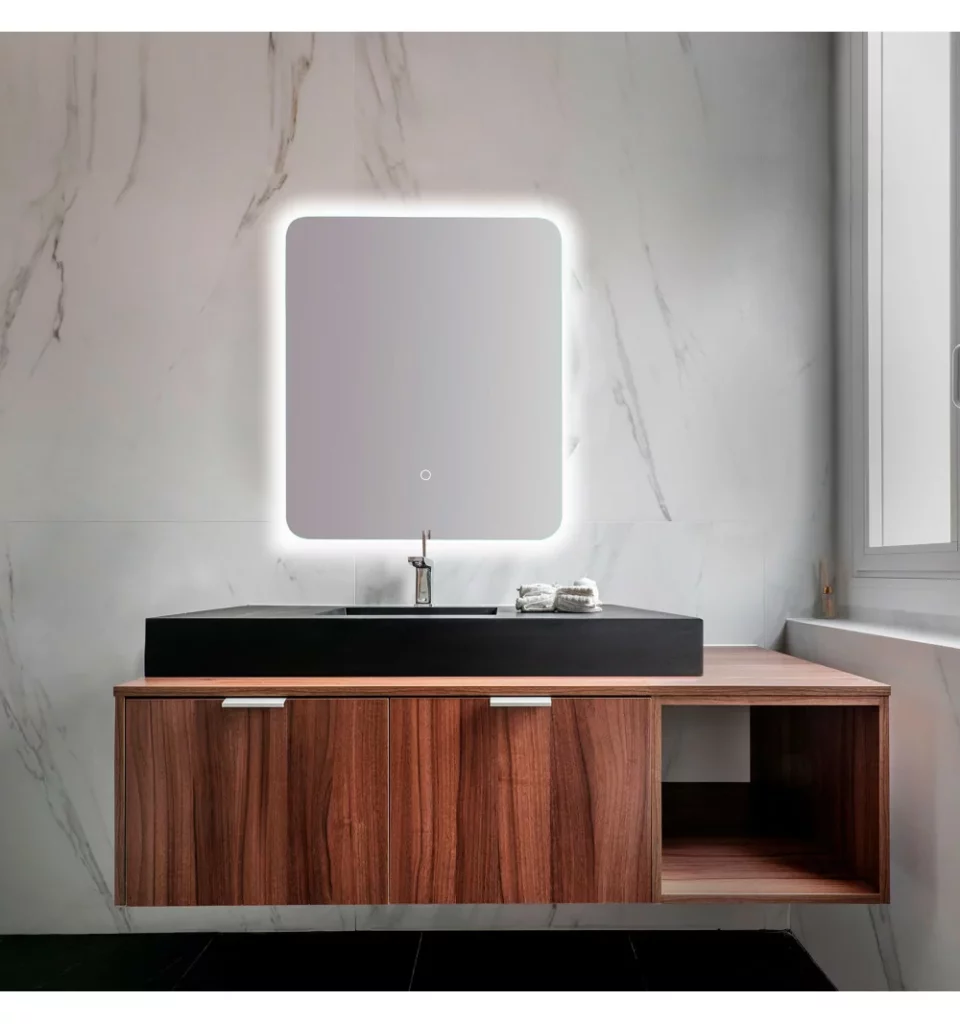 espejo retroiluminado en baño de diseño acabado en madera