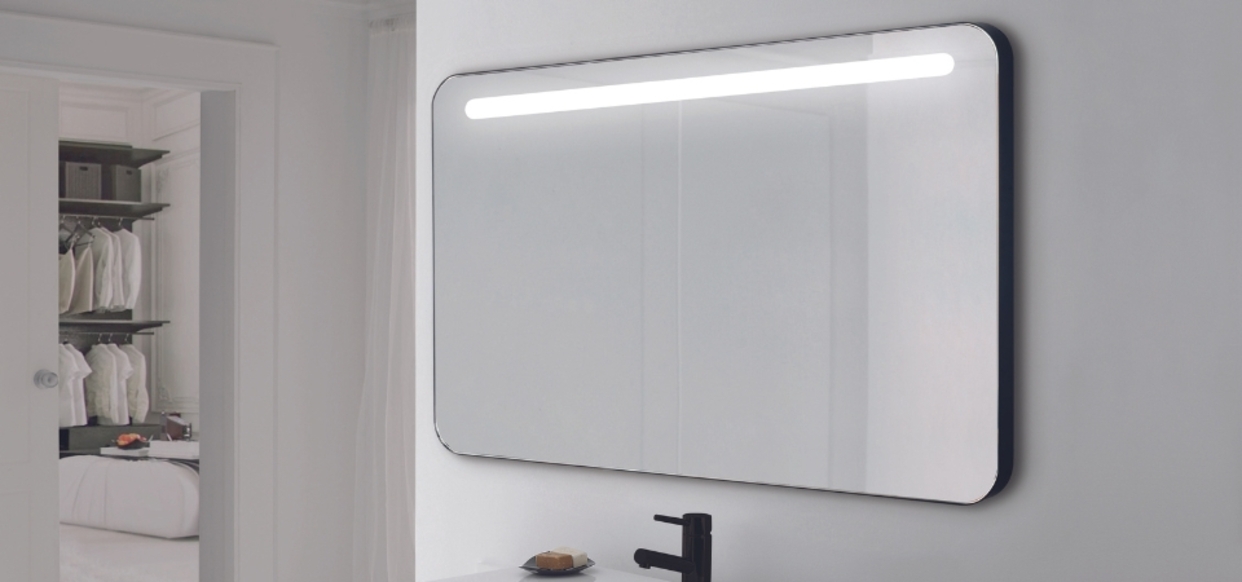 Espejos con marco de metal negro: una tendencia al alza