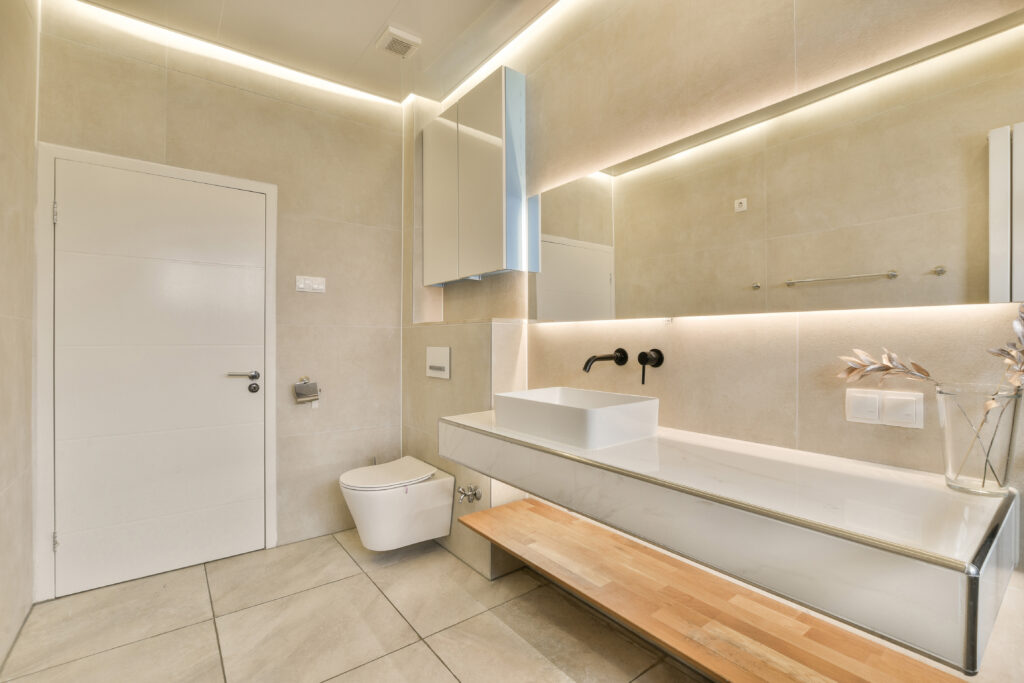 luz indirecta led en un baño moderno