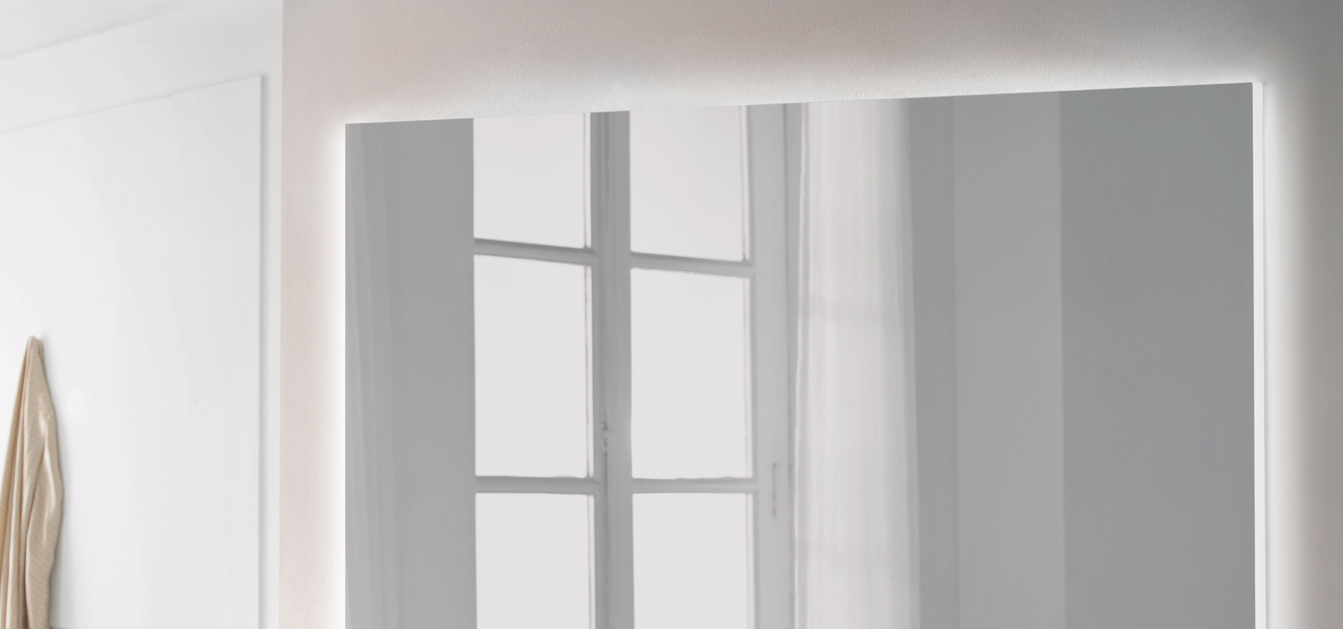 Cómo elegir espejos para baños pequeños y duplicar el espacio visual