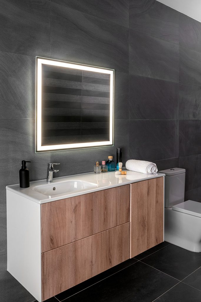 como funcionan los espejos led en el baño
